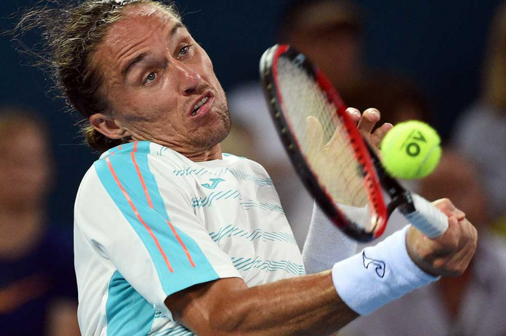 Alexandr Dolgopolov (Ukraina) berusaha mengembalikan bola ke arah Nadal.