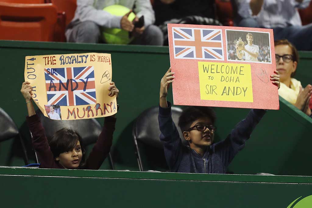 Penggemar cilik membawa poster bertuliskan, 'Selamat Datang di Doha Sir Andy'.