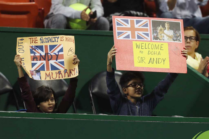 Penggemar cilik membawa poster bertuliskan, 'Selamat Datang di Doha Sir Andy'.