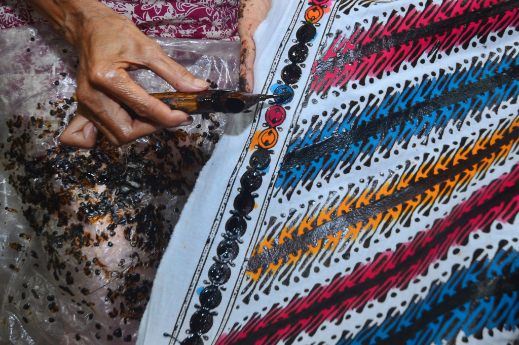 Perajin menyelesaikan motif batik di salah satu pusat produksi Batik di Kampung Ciroyom, Tasikmalaya, Jawa Barat, Rabu (4/1/2017).