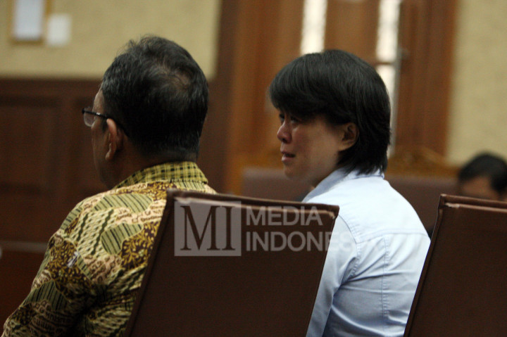 Pasangan suami-istri, Xaveriandy Sutanto dan Memi saat pembacaan vonis dalam kasus suap kuota impor gula yang melibatkan mantan Ketua DPD Irman Gusman di Gedung Pengadilan Tipikor, Bungur, Jakarta Pusat.