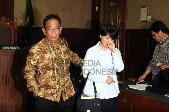 Uang tersebut diduga untuk membayar jasa Irman yang telah membantu keduanya mendapatkan kuota pembelian gula impor sebanyak 1000 ton di Perum Bulog untuk dijual di Kota Padang.