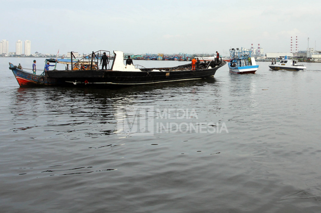 Bangkai Kapal Zahro Express diangkat dari dermaga Kaliadem, Muara Angke.