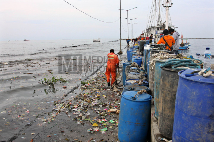 Pengangkatan kapal yang mulai tenggelam itu menggunakan drum kosong yang diisi helium.