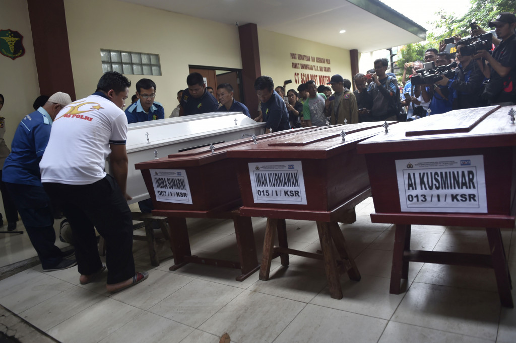 Tim DVI menyerahkan lima jenazah korban Kapal Zahro Express yang terbakar di Perairan Muara Angke.