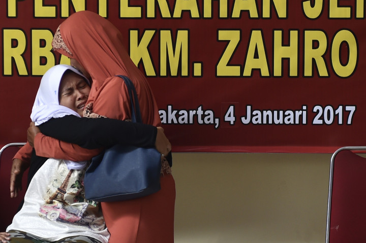 Penyerahan pun dilakukan secara langsung oleh Karumkit RS Polri, Didi Agus Mintadi, kepada para perwakilan keluarga korban. 