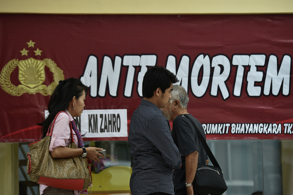 Kini para jenazah telah dipulangkan ke rumah duka masing-masing menggunakan mobil ambulans RS Polri. 