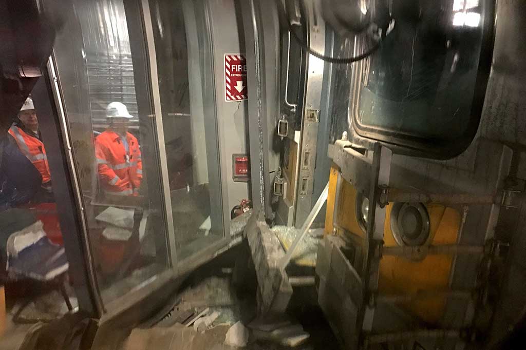 Sebuah kereta api komuter dengan sekitar 600 penumpang menabrak blok dan kemudian tergelincir setelah gagal berhenti di Stasiun Brooklyn, New York, Rabu pagi waktu setempat.