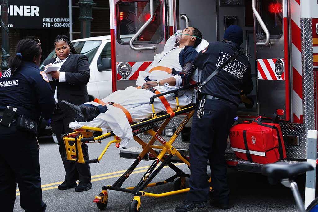 Korban luka-luka segera dibawa ke rumah sakit untuk mendapatkan pertolongan.