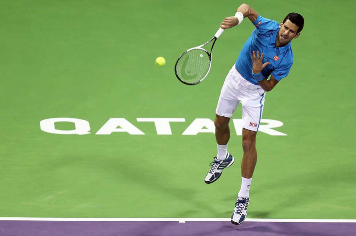 Novak Djokovic melancarkan servis ke arah lawannya Horacio Zeballos (Argentina).