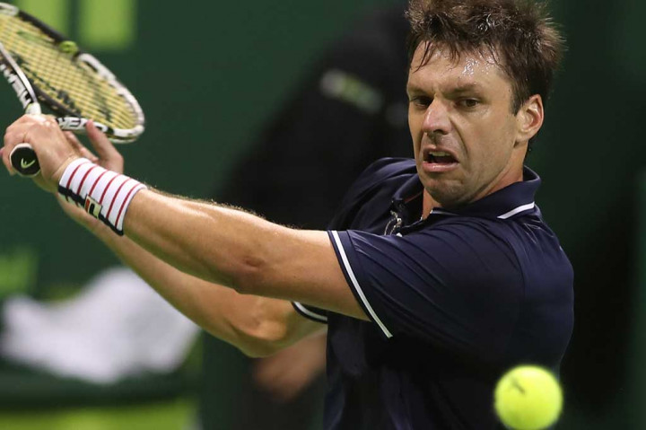 Zeballos berusaha mengembalikan bola ke arah Djokovic.