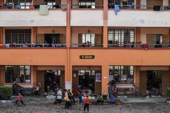 Warga korban banjir mengungsi di sebuah gedung sekolah di Rantau Panjang, Kelantan.