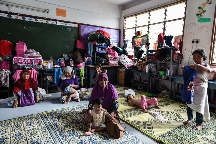 Warga korban banjir mengungsi di sebuah gedung sekolah di Rantau Panjang, Kelantan.