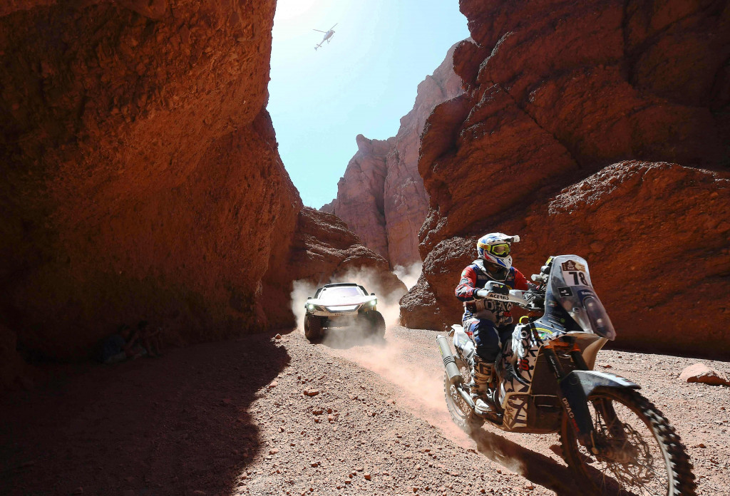 Ibraheem Alrubaian memacu KTM tunggangannya diikuti Peugeot yang dipacu Carlos Sainz - Lucas Cruz di celah pegunungan cadas etape 3 di Argentina. 