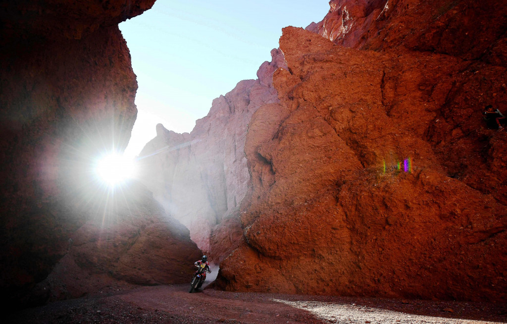 Paulo Goncalvez meliuk-liukan Honda tungganggannya melewati celah pengunungan cadas. Reli dimulai pada hari pertama 1027 akan berakhir 14 Januari 2017. 