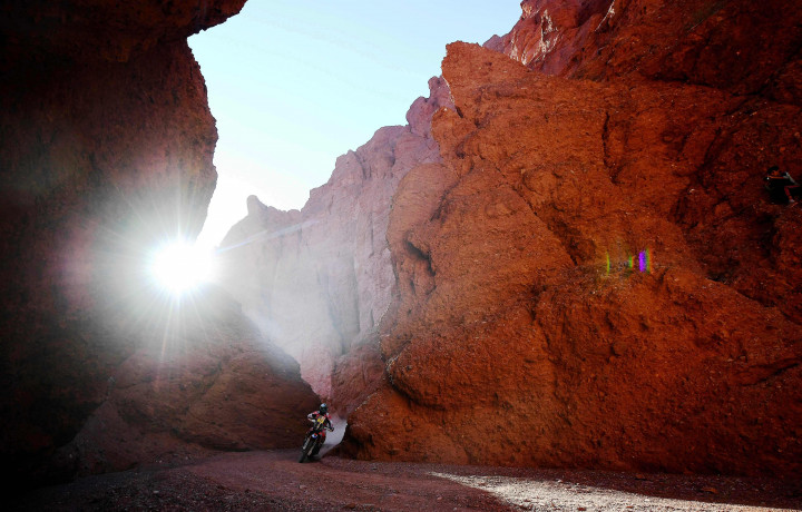Paulo Goncalvez meliuk-liukan Honda tungganggannya melewati celah pengunungan cadas. Reli dimulai pada hari pertama 1027 akan berakhir 14 Januari 2017. 