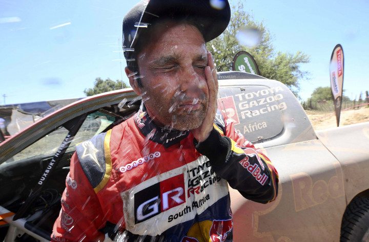 Nasser Al-Attiyah dari tim Toyota menyegarkan diri setelah menyelesaikan etape 2. Pereli asal Qatar ini adalah juara dunia Reli Dakar 2016. AFP 