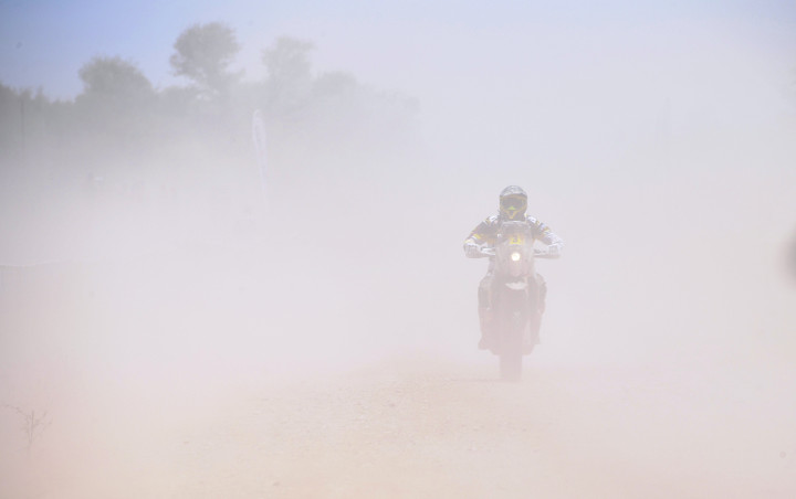 Pablo Quintanilla dari tim Husqvarna ketika menuju finis etape 2 di San Miguel de Tucuman, Argentina (3/1/2017). Medan reli mulai hutan, sungai, gurun hingga pegunungan. 