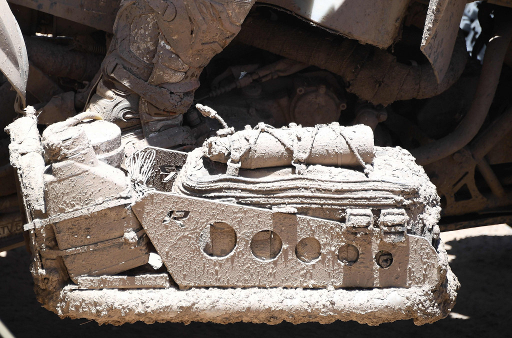 Lumpur kering bercampur debu tebal di sebuah ATV peserta Reli Dakar 2017.