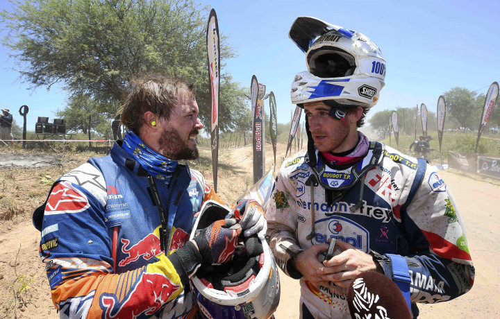 Toby Price (kiri) dari KTM berbincang dengan Xavier De Soultrait (kanan) dari Yamaha setelah menempuh etape 2 antara Resistencia dan San Miguel de Tucuman, Argentina, (3/1/2017). 