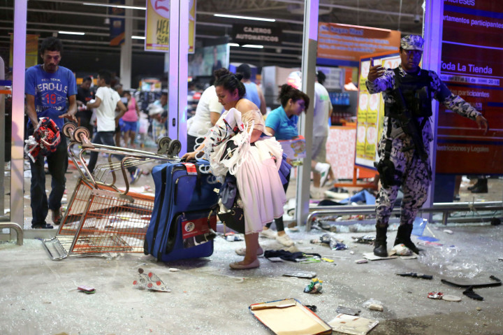 Massa yang marah menjarah puluhan toko di wilayah tengah Meksiko pada Rabu (4/1) waktu setempat. 
