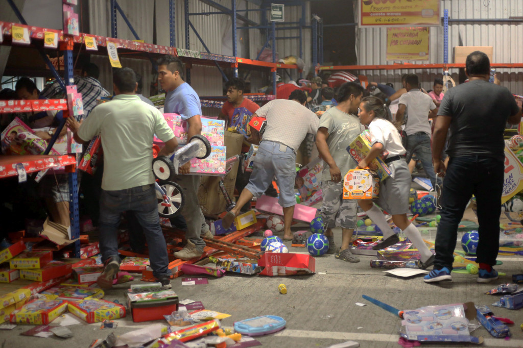 Asosiasi Nasional Retail Meksiko menyebut ada 79 toko yang dijarah. Sedangkan Kantor kamar dagang Kota Veracruz melaporkan ada sekitar 50 gerai termasuk pasar swalayan dan minimarket yang dijarah.