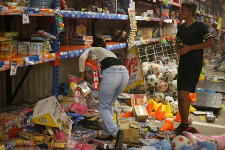 Para penjarah mengambil pakaian, makanan, mesin cuci, televisi, pemutar DVD, hingga lemari es. 
