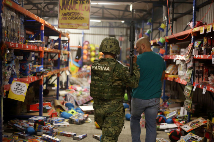 Polisi pun dikerahkan  terkait aksi penjarahan tersebut dan 200 orang berhasil diamankan