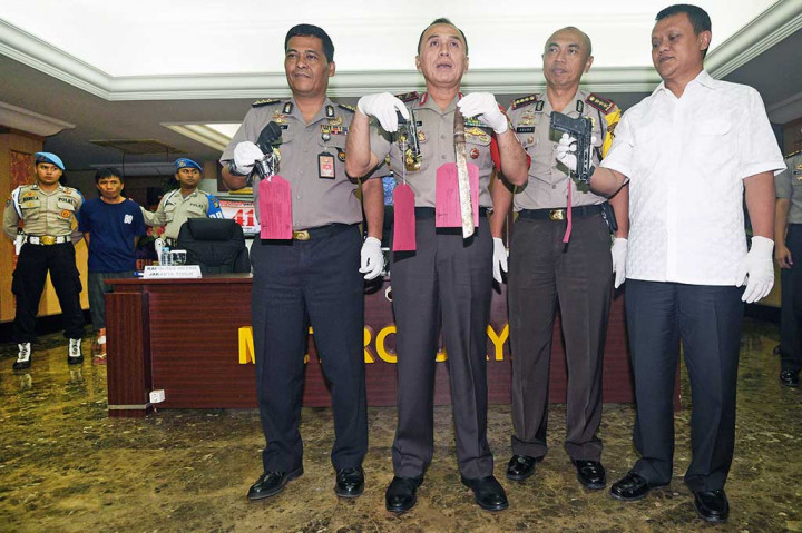 Kapolda Metro Jaya Irjen M Iriawan (ketiga kanan) didampingi (dari kanan) Dir Reskrimum Polda Metro Jaya Kombes Rudy Heriyanto, Kapolres Metro Jakarta Timur Kombes Agung Budijono, Kabid Humas Polda Metro Jaya Kombes Raden Prabowo Argo Yuwono menunjukkan barang bukti beserta tersangka Ridwan Sitorus alias Ius Pane (kedua kiri) dalam rilis kasus perampokan Pulomas di Polda Metro Jaya, Jakarta, Kamis.