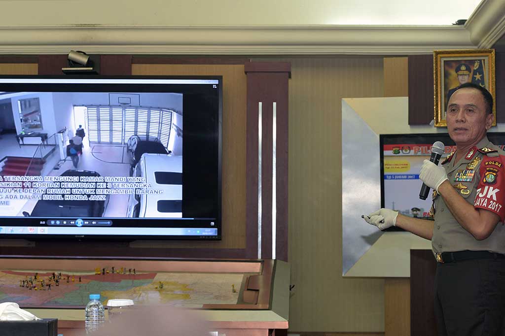Kapolda Metro Jaya Irjen M Iriawan menunjukkan barang bukti rekaman CCTV kejadian perampokan di Pulomas.