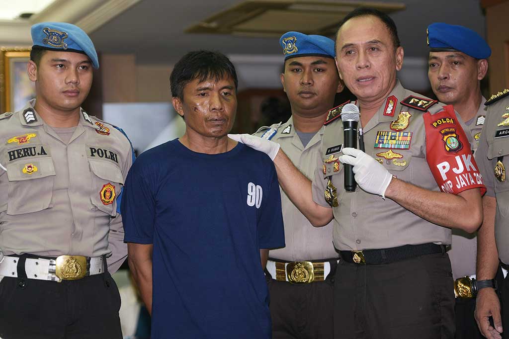 Kapolda Metro Jaya Irjen M Iriawan menunjukkan tersangka Ridwan Sitorus alias Ius Pane.