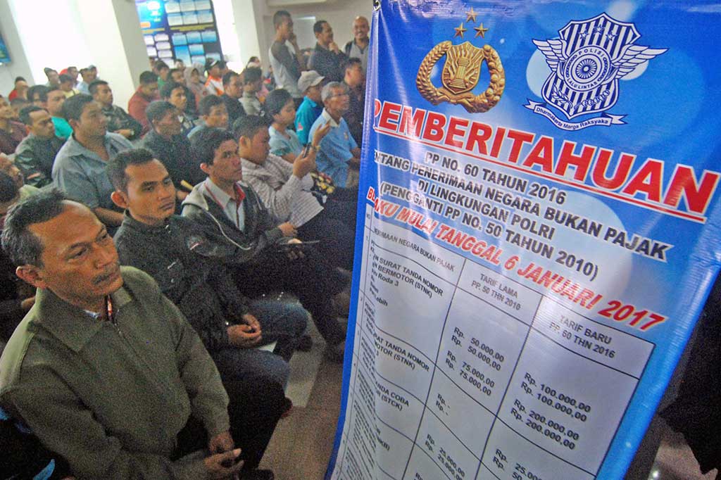 Warga menunggu giliran pembayaran pajak kendaraan di Kantor Samsat Kabupaten Semarang, Jawa Tengah, Kamis (5/1/2017). ANTARA/Aditya Pradana Putra