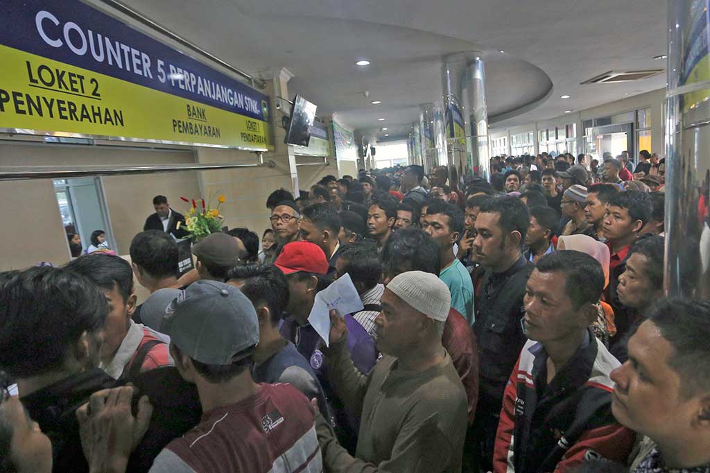 Ratusan warga antre untuk membayar pengesahan STNK di Samsat Palembang 1 Ditlantas Polda Sumsel, Palembang, Sumatera Selatan. ANTARA/Nova Wahyudi