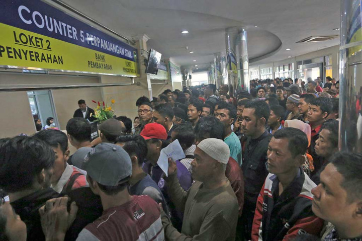 Ratusan warga antre untuk membayar pengesahan STNK di Samsat Palembang 1 Ditlantas Polda Sumsel, Palembang, Sumatera Selatan. ANTARA/Nova Wahyudi