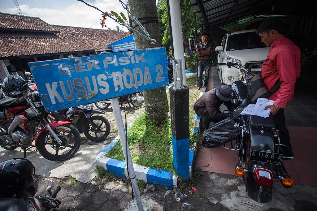 Petugas melakukan pengecekan fisik kendaraan di Polres Sleman, DI Yogyakarta. ANTARA/Andreas Fitri Atmoko