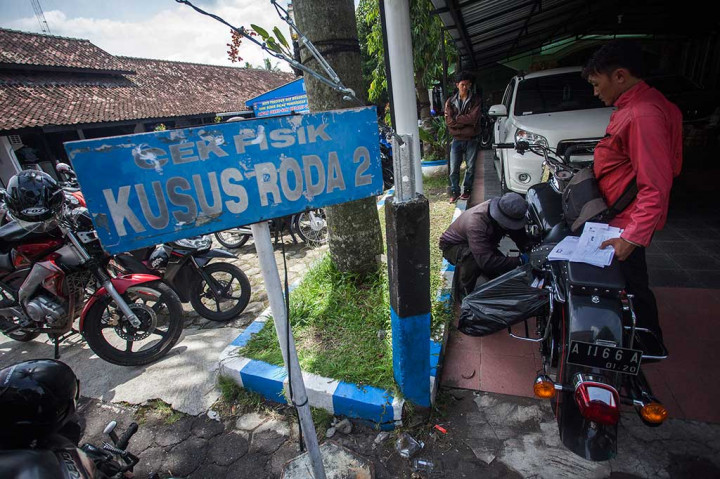 Petugas melakukan pengecekan fisik kendaraan di Polres Sleman, DI Yogyakarta. ANTARA/Andreas Fitri Atmoko