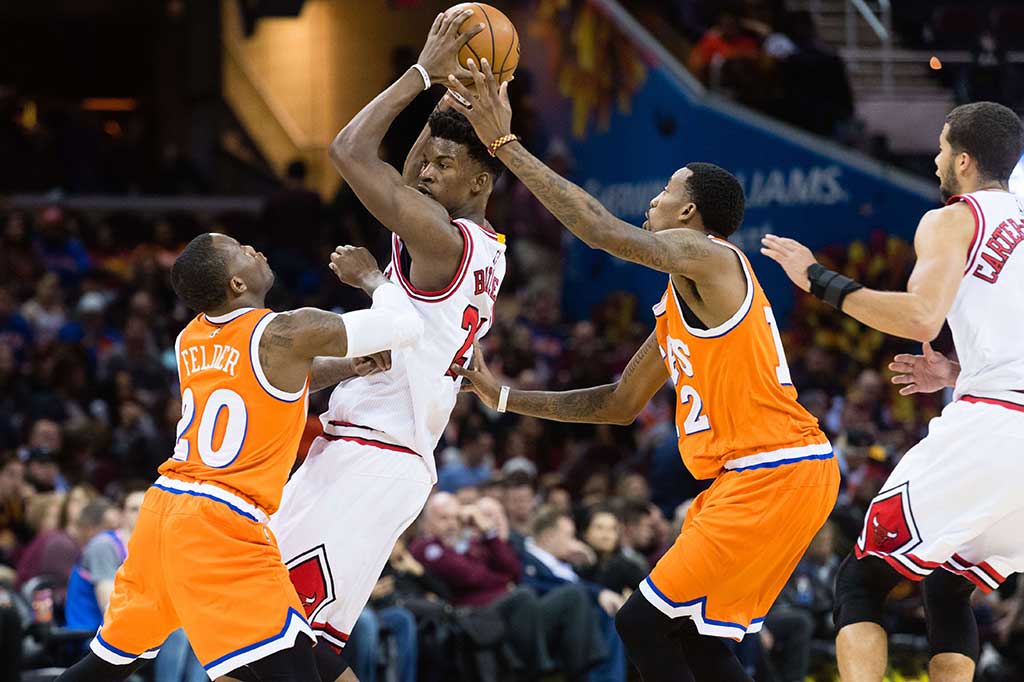 Pemain Cleveland Cavaliers Kay Felder (20) dan Jordan McRae (12) mencoba merebut bola dari tangan pemain Chicago Bulls Jimmy Butler.