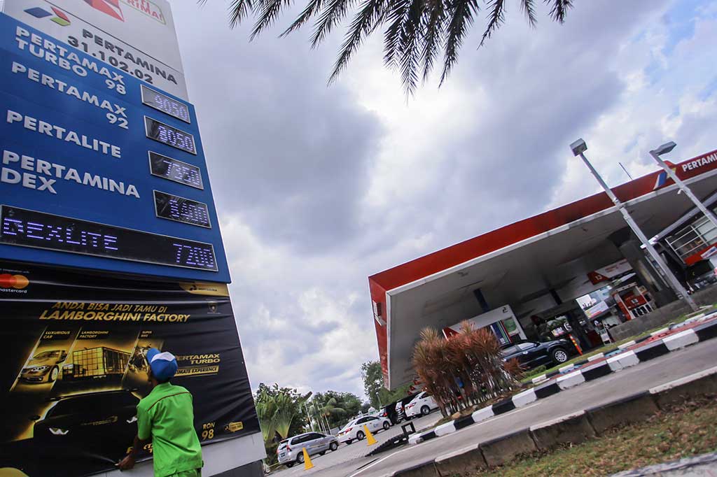 Petugas melakukan perawatan papan harga penjualan Bahan Bakar Minyak (BBM) di SPBU Abdul Muis, Jakarta, Kamis (5/1/2017).