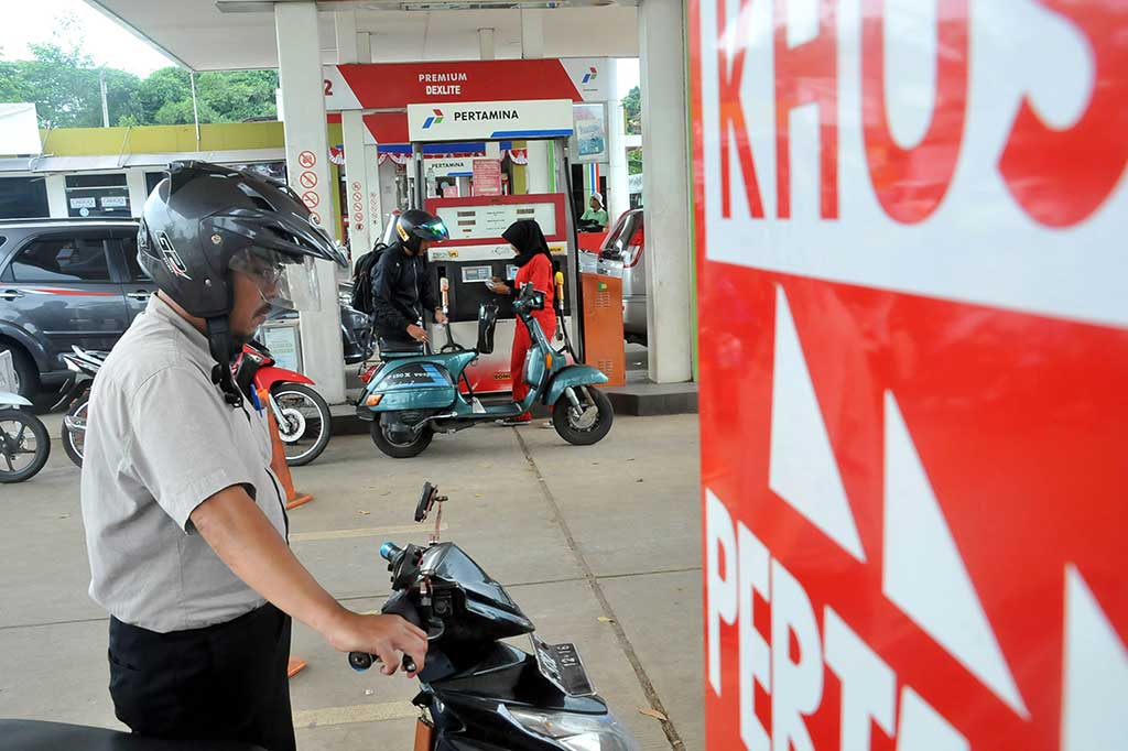 Pengendara mengisi bahan bakar jenis Pertalite di SPBU milik Pertamina di kawasan Pakansari, Kabupaten Bogor, Jawa Barat.
