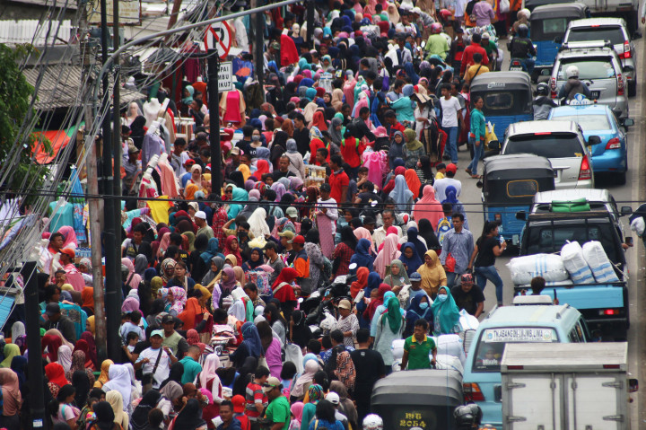 Sejumlah Pedagang Kaki Lima (PKL) berjualan di atas trotoar di Tanah Abang, Jakarta, Kamis (5/1/2017).