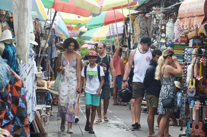 Wisatawan Mancanegara (wisman) mengunjungi kawasan Pasar Seni Ubud, Gianyar, Bali, Kamis (5/1/2017). 