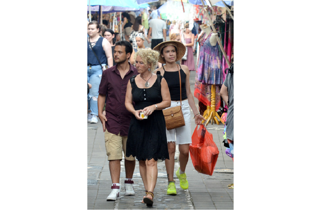 Wisatawan Mancanegara (wisman) mengunjungi kawasan Pasar Seni Ubud, Gianyar, Bali, Kamis (5/1/2017). 