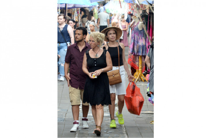 Wisatawan Mancanegara (wisman) mengunjungi kawasan Pasar Seni Ubud, Gianyar, Bali, Kamis (5/1/2017). 