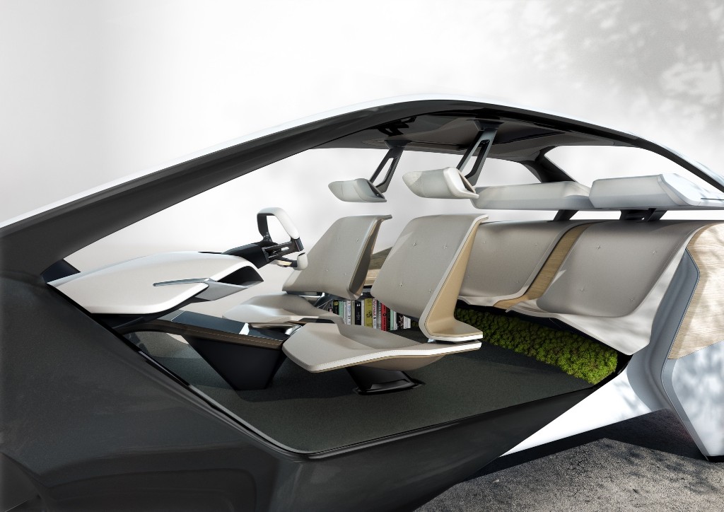 Konsep desain interiornya sangat futuristis. BMW yakin kurang dari dua dekade ke depan mobil otonom produknya bisa resmi dipasarkan.