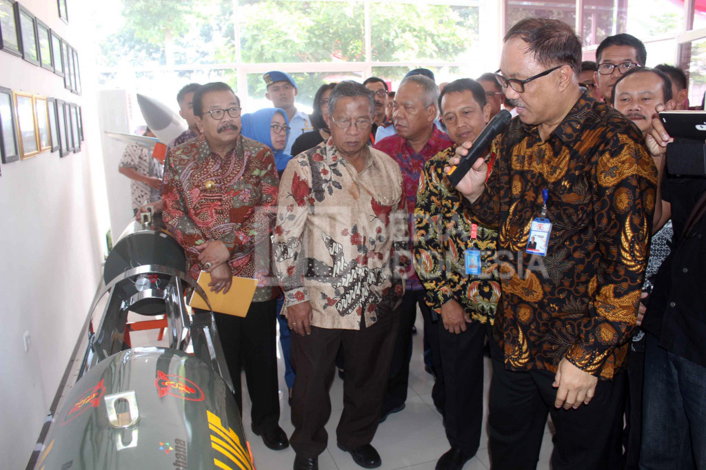 Menko Perekonomian Darmin Nasution (kedua kanan), Menteri PUPR Basoeki Hadimoeljono (ketiga kanan) didampingi Gubernur Jawa Timur Soekarwo (kiri) melihat produk alutsista yang diproduksi PT Sari Bahari, Malang.