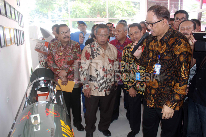 Menko Perekonomian Darmin Nasution (kedua kanan), Menteri PUPR Basoeki Hadimoeljono (ketiga kanan) didampingi Gubernur Jawa Timur Soekarwo (kiri) melihat produk alutsista yang diproduksi PT Sari Bahari, Malang.