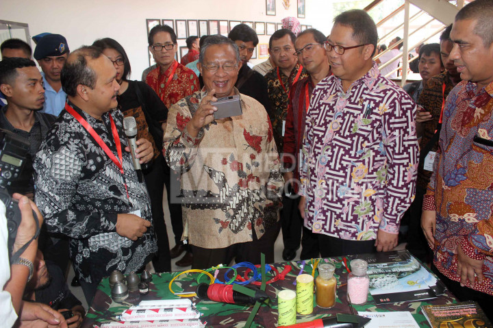 Menko Perekonomian Darmin Nasution (tengah) dan Menkominfo Rudiantara melihat produk alutsista yang diproduksi PT Sari Bahari, Malang.