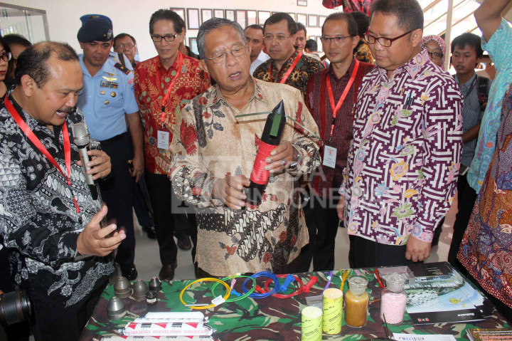 Menko Perekonomian Darmin Nasution (tengah) dan Menkominfo Rudiantara melihat produk alutsista yang diproduksi PT Sari Bahari, Malang.