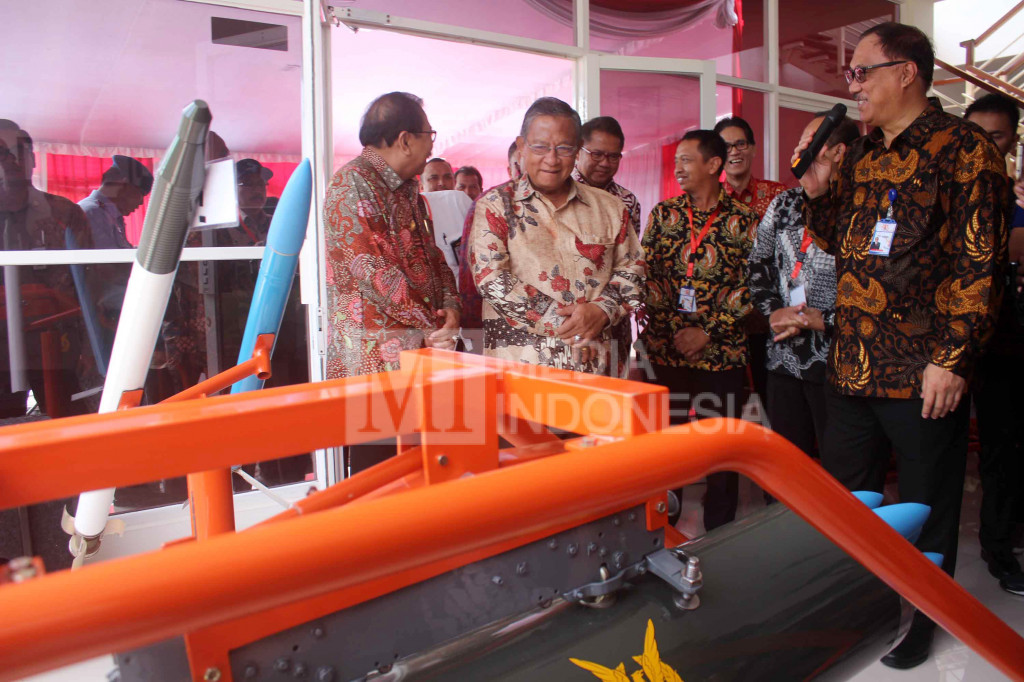 Menko Perekonomian Darmin Nasution (kedua kiri) didampingi Gubernur Jawa Timur Soekarwo (kiri) melihat produk alutsista di PT Sari Bahari, Malang.