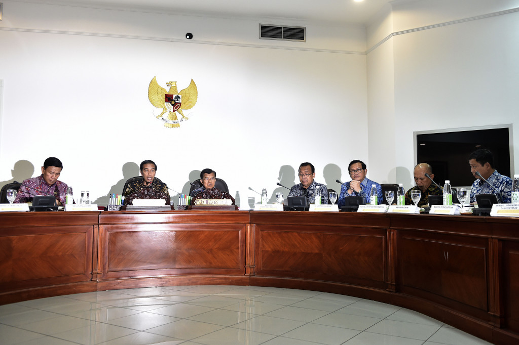 Presiden Joko Widodo (kedua kiri) didampingi Wakil Presiden Jusuf Kalla (ketiga kiri) memimpin sidang paripurna Dewan Energi Nasional di Kantor Presiden, Jakarta.
